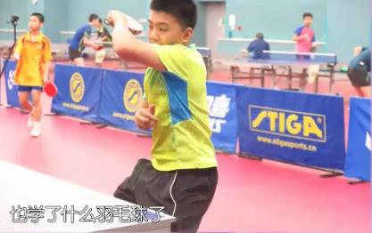 與半人高兒子同框（鄧亞萍一家三口罕同框，15歲兒子比爸還高，嘴邊一圈胡茬顯成熟）