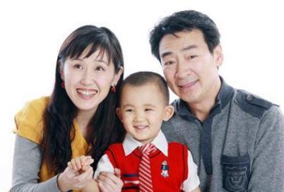 與半人高兒子同框（66歲寇振海和12歲兒子同框，兒子個頭趕超爸爸，卻被吐槽像爺孫）