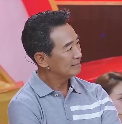 與半人高兒子同框（66歲寇振海和12歲兒子同框，兒子個頭趕超爸爸，卻被吐槽像爺孫）