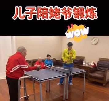 與半人高兒子同框（鄧亞萍一家三口罕同框，15歲兒子比爸還高，嘴邊一圈胡茬顯成熟）