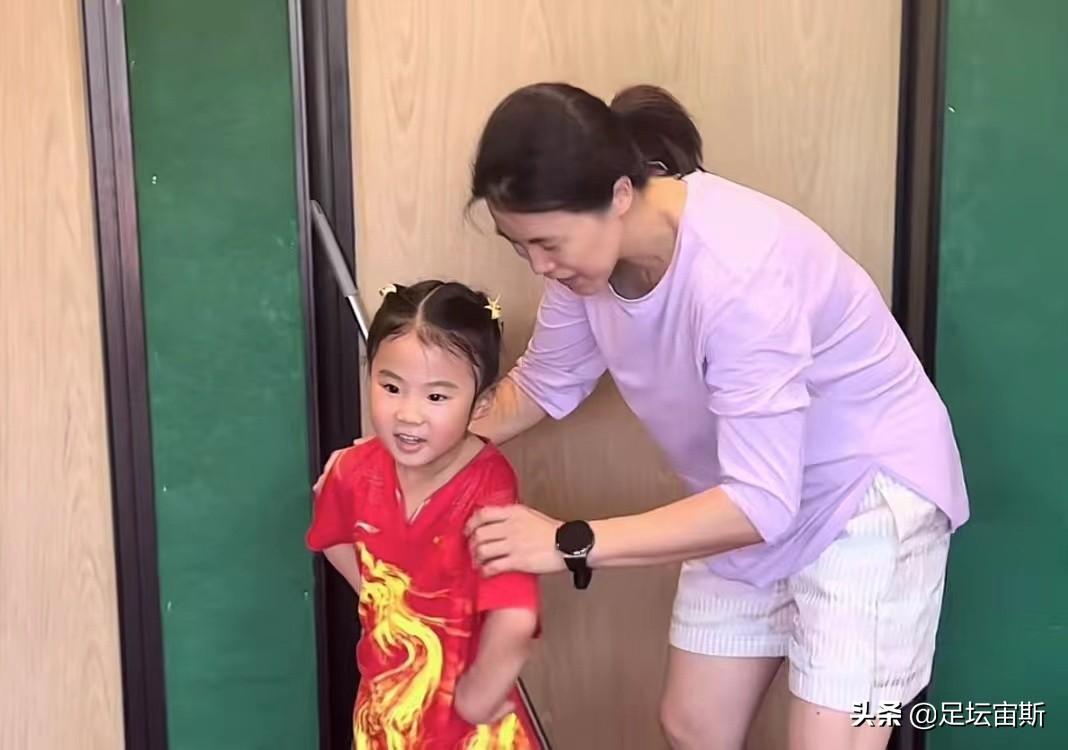 陳夢和樊振東啥關系（男帥女美！樊振東掌鏡和陳夢自拍，王楠全家觀戰，女兒喜歡孫穎莎）
