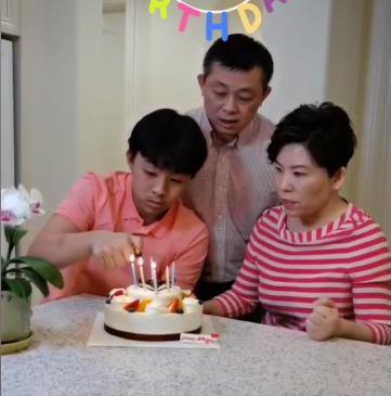 與半人高兒子同框（鄧亞萍一家三口罕同框，15歲兒子比爸還高，嘴邊一圈胡茬顯成熟）