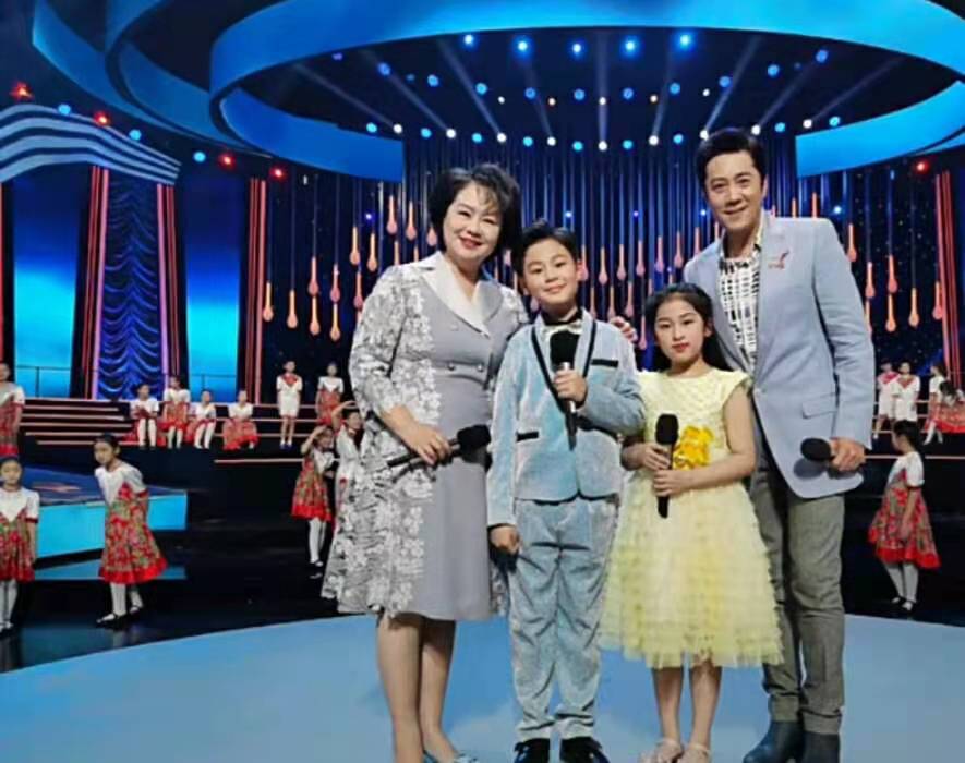 與半人高兒子同框（66歲寇振海和12歲兒子同框，兒子個頭趕超爸爸，卻被吐槽像爺孫）