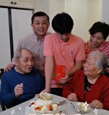 與半人高兒子同框（鄧亞萍一家三口罕同框，15歲兒子比爸還高，嘴邊一圈胡茬顯成熟）