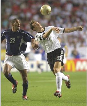 勝利11人2002怎么踢世界杯（2002年德國隊(duì)挺進(jìn)決賽不止運(yùn)氣：頭球戰(zhàn)術(shù)+巨星光環(huán)=世界杯傳奇！）