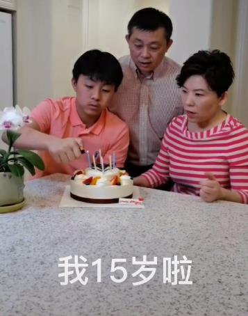 與半人高兒子同框（鄧亞萍一家三口罕同框，15歲兒子比爸還高，嘴邊一圈胡茬顯成熟）