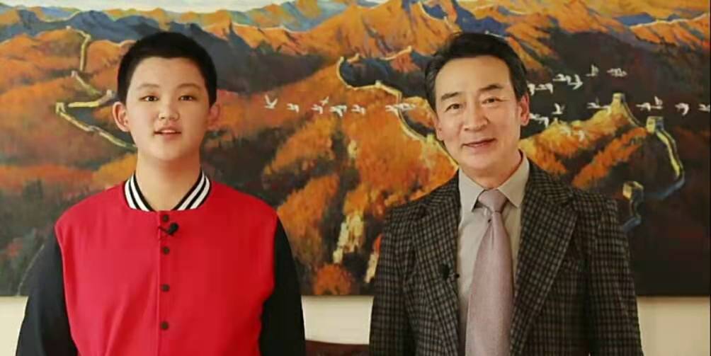 與半人高兒子同框（66歲寇振海和12歲兒子同框，兒子個頭趕超爸爸，卻被吐槽像爺孫）