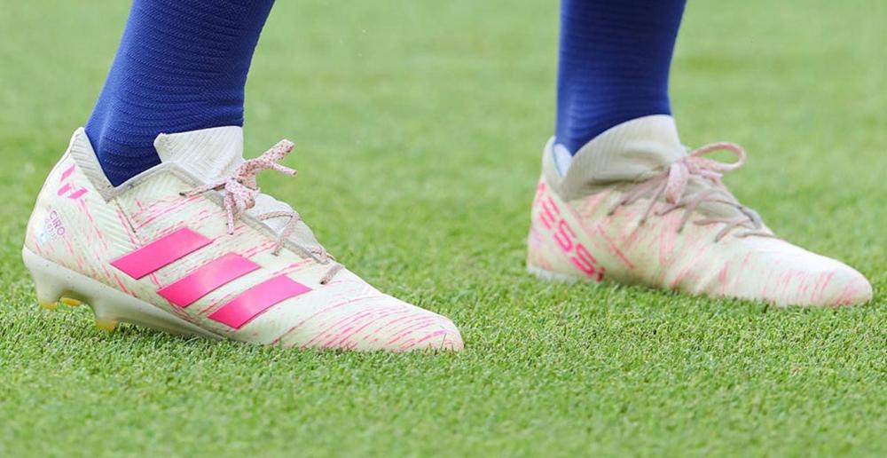 2018世界杯梅西足球鞋（半包鞋舌！梅西上腳定制款adidas Nemeziz 19.1足球鞋）