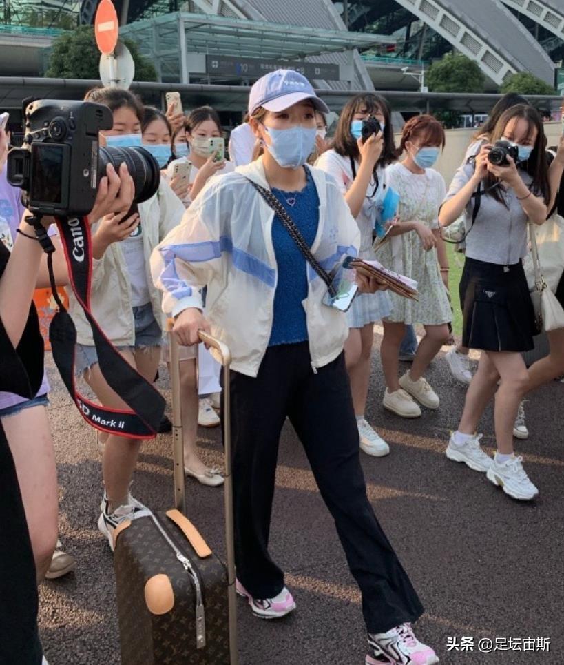 乒乓球手可以撐桌子嗎（王楠陪同億萬富豪畫畫，國乒7大主力圍觀，孫穎莎雙手按桌，有范）