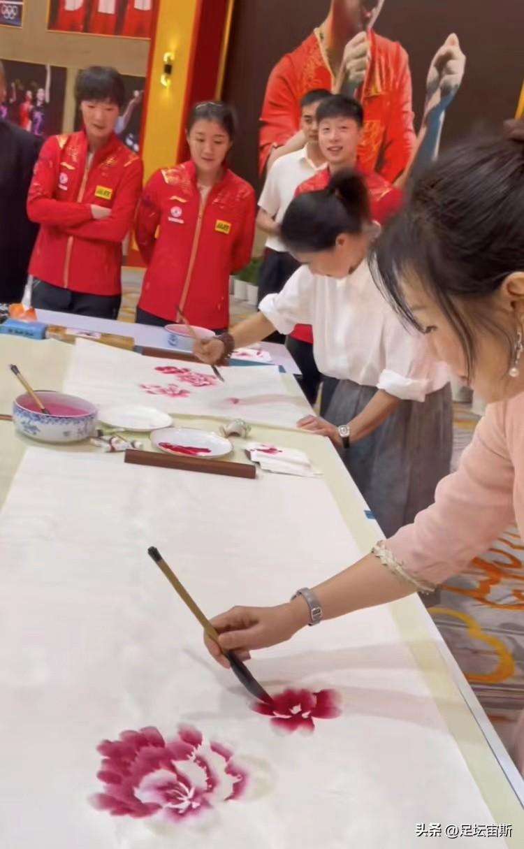 乒乓球手可以撐桌子嗎（王楠陪同億萬富豪畫畫，國乒7大主力圍觀，孫穎莎雙手按桌，有范）
