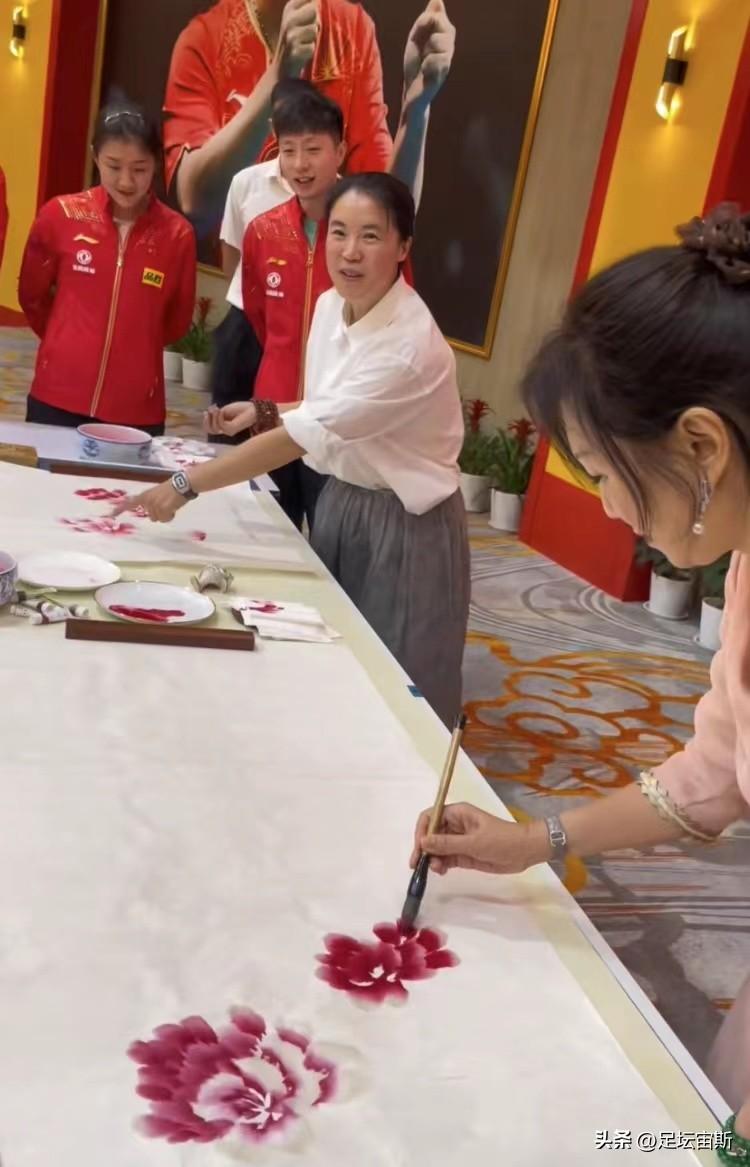 乒乓球手可以撐桌子嗎（王楠陪同億萬富豪畫畫，國乒7大主力圍觀，孫穎莎雙手按桌，有范）
