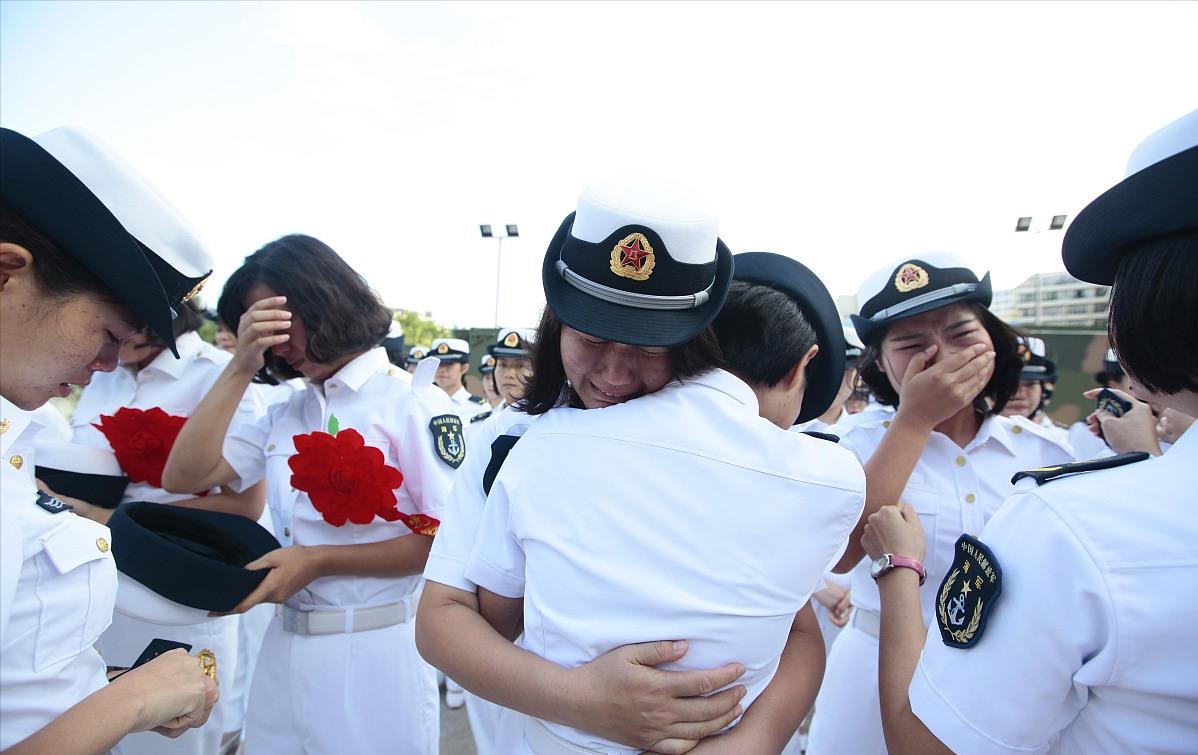 是繼續(xù)留隊(duì)還是先簽后換（兩年義務(wù)兵期滿，是“走”還是“留”，該如何抉擇？建議了解）