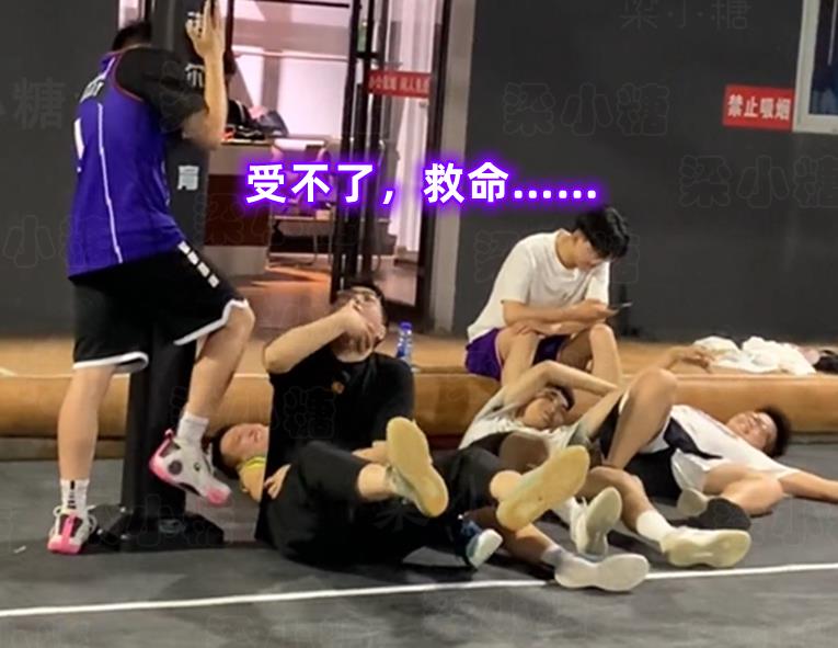 和男生打籃球需要注意什么（河南男子和女生打籃球，使出“絕招”讓女友猝不及防，球友被氣到）