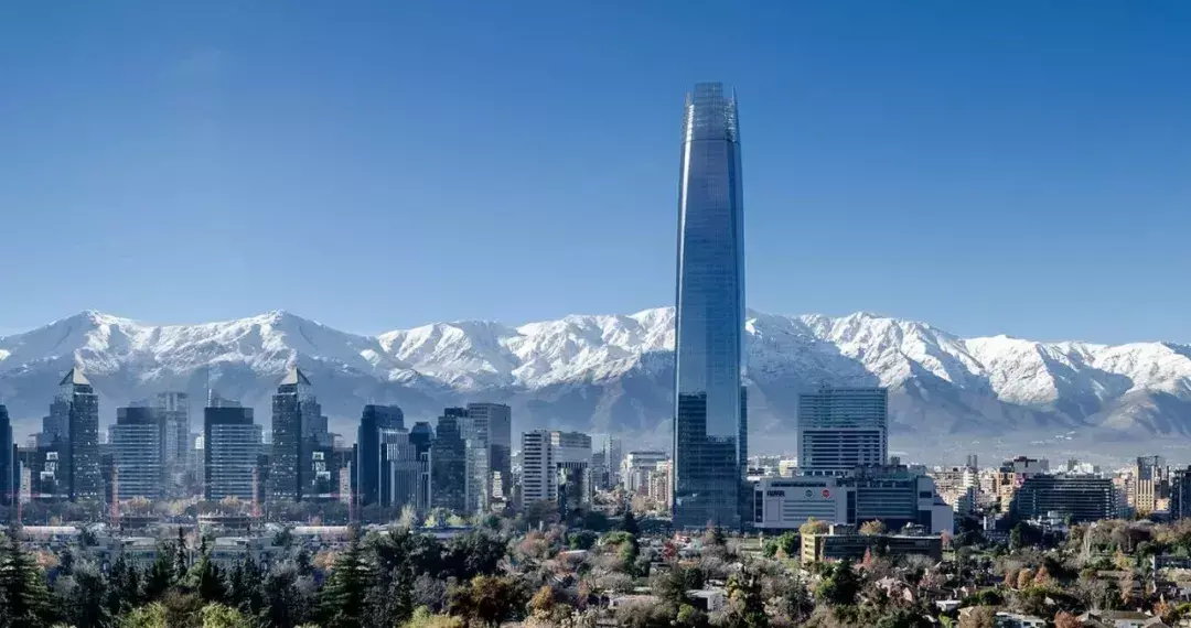 智利在地圖上的位置（智利南北長4000公里，東西僅寬100公里，怎么印地圖成為全民難題）