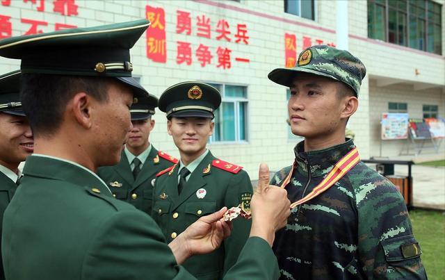 是繼續(xù)留隊(duì)還是先簽后換（兩年義務(wù)兵期滿，是“走”還是“留”，該如何抉擇？建議了解）