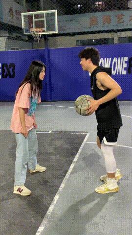 和男生打籃球需要注意什么（河南男子和女生打籃球，使出“絕招”讓女友猝不及防，球友被氣到）