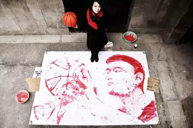 成龍手繪漫畫頭像（熱衷創意的她，&quot;畫&quot;出不同凡響的成龍、張藝謀、周杰倫）