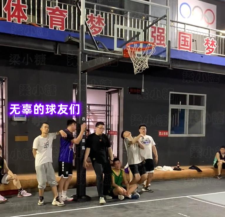 和男生打籃球需要注意什么（河南男子和女生打籃球，使出“絕招”讓女友猝不及防，球友被氣到）