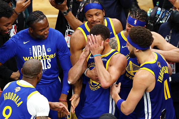 nba歷年總冠軍及比分（熱搜第一！勇士時隔4年再奪NBA總冠軍！庫里賽后喜極而泣......）