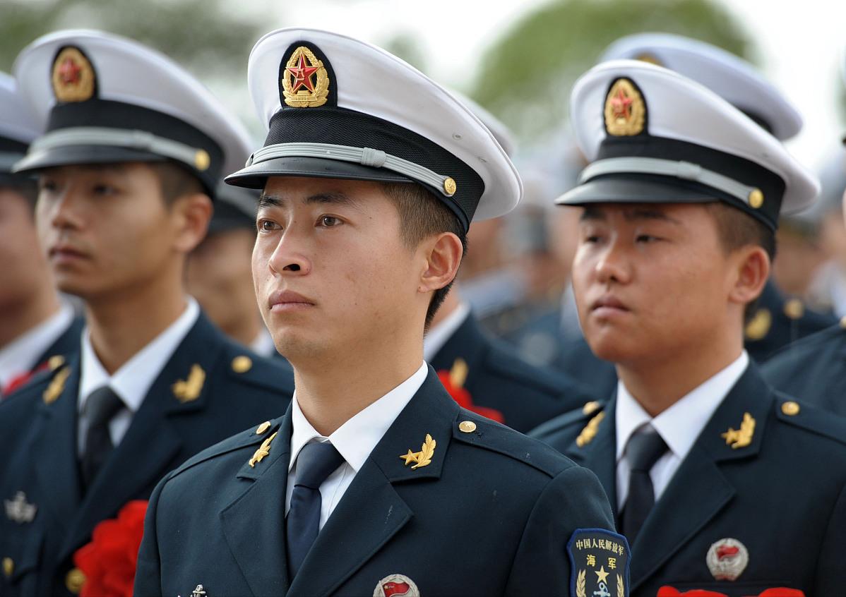 是繼續(xù)留隊(duì)還是先簽后換（兩年義務(wù)兵期滿，是“走”還是“留”，該如何抉擇？建議了解）