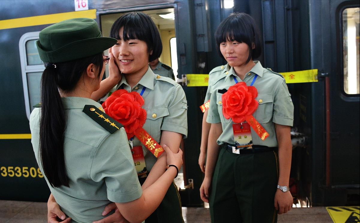 是繼續(xù)留隊(duì)還是先簽后換（兩年義務(wù)兵期滿，是“走”還是“留”，該如何抉擇？建議了解）