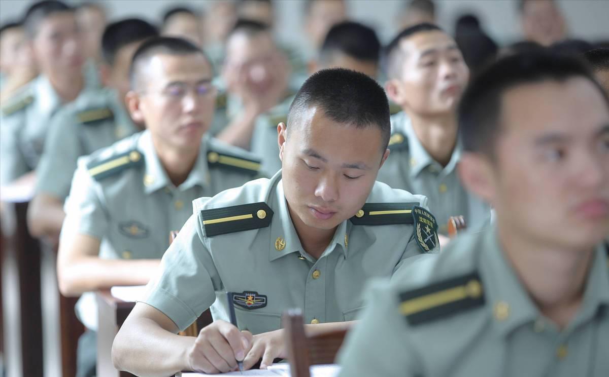 是繼續(xù)留隊(duì)還是先簽后換（兩年義務(wù)兵期滿，是“走”還是“留”，該如何抉擇？建議了解）