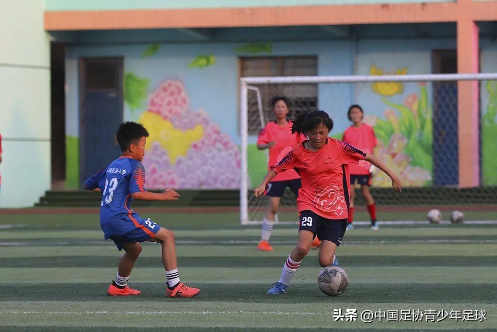 踢足球怎樣高中（央廣中國之聲：中國青少年足球聯(lián)賽落地，從小學到高校怎么賽？）