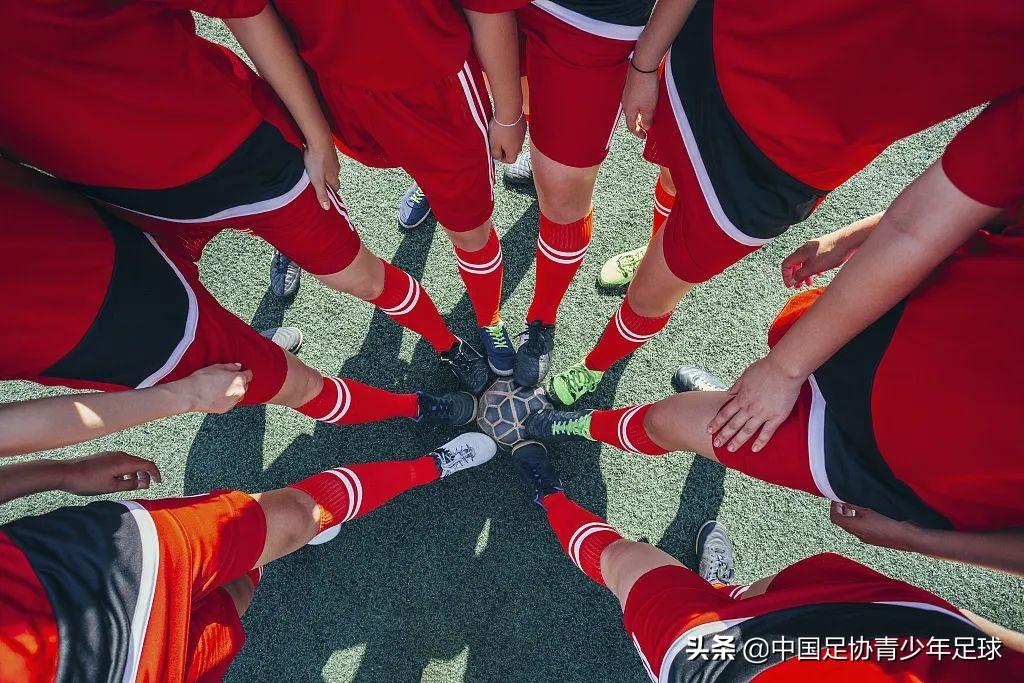 踢足球怎樣高中（央廣中國之聲：中國青少年足球聯(lián)賽落地，從小學到高校怎么賽？）