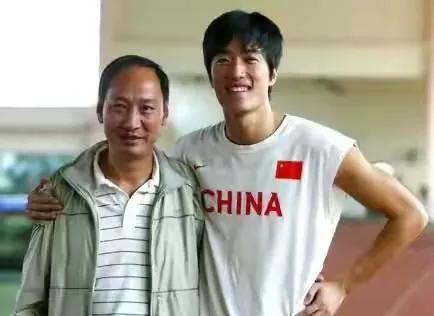 劉翔退役演講詞（劉翔：追夢十朝，十載血淚飄，從今只為自己笑）