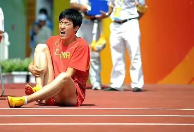劉翔退役演講詞（劉翔：追夢十朝，十載血淚飄，從今只為自己笑）