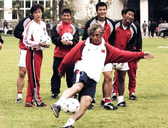 98世界杯預選賽中國隊（回顧國足2002年晉級世界杯：占天時地利人和，現役國足為何趕不上）