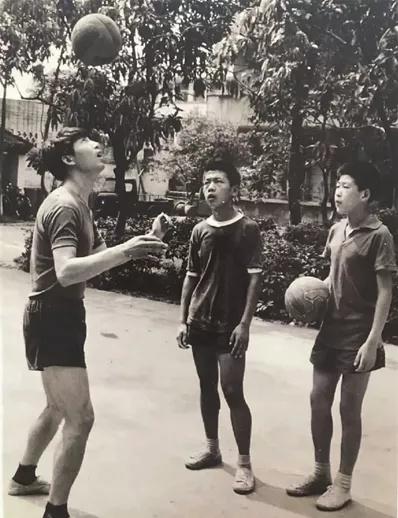 長大干什么足球運動員（徐根寶：我是在靜安別墅長大的，從弄堂足球開始了足球生涯）