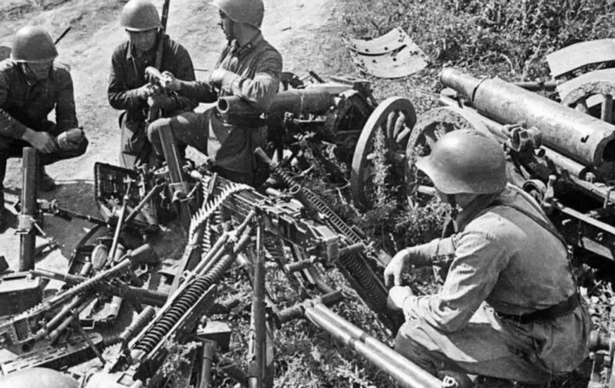 陸軍缺兵少將（羅科索夫榮升16集團軍司令，卻發現缺兵少將，到處撿人抵抗德軍）