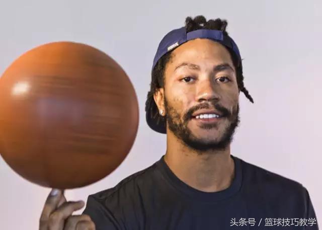 打籃球穿緊身褲還是護膝（打籃球為什么要穿打球裝備，作用就在這里！）