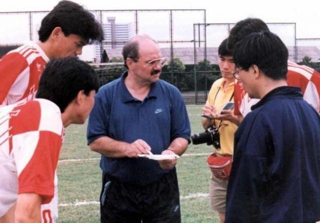 98世界杯預選賽中國隊（回顧國足2002年晉級世界杯：占天時地利人和，現役國足為何趕不上）