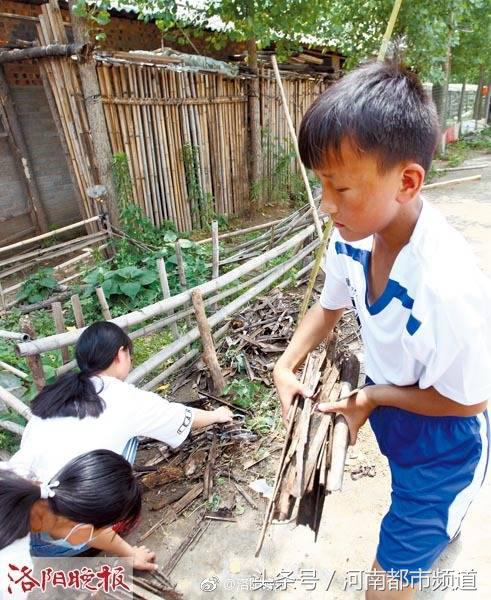 廢籃球可以做什么（洛陽貧困戶用飼料桶圈兒做成籃球筐，圓兒子的籃球夢！）