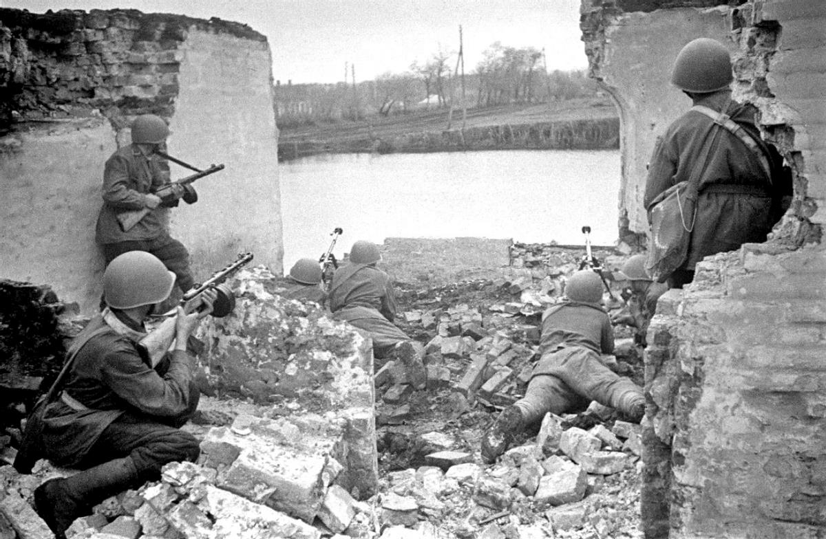 陸軍缺兵少將（羅科索夫榮升16集團軍司令，卻發現缺兵少將，到處撿人抵抗德軍）