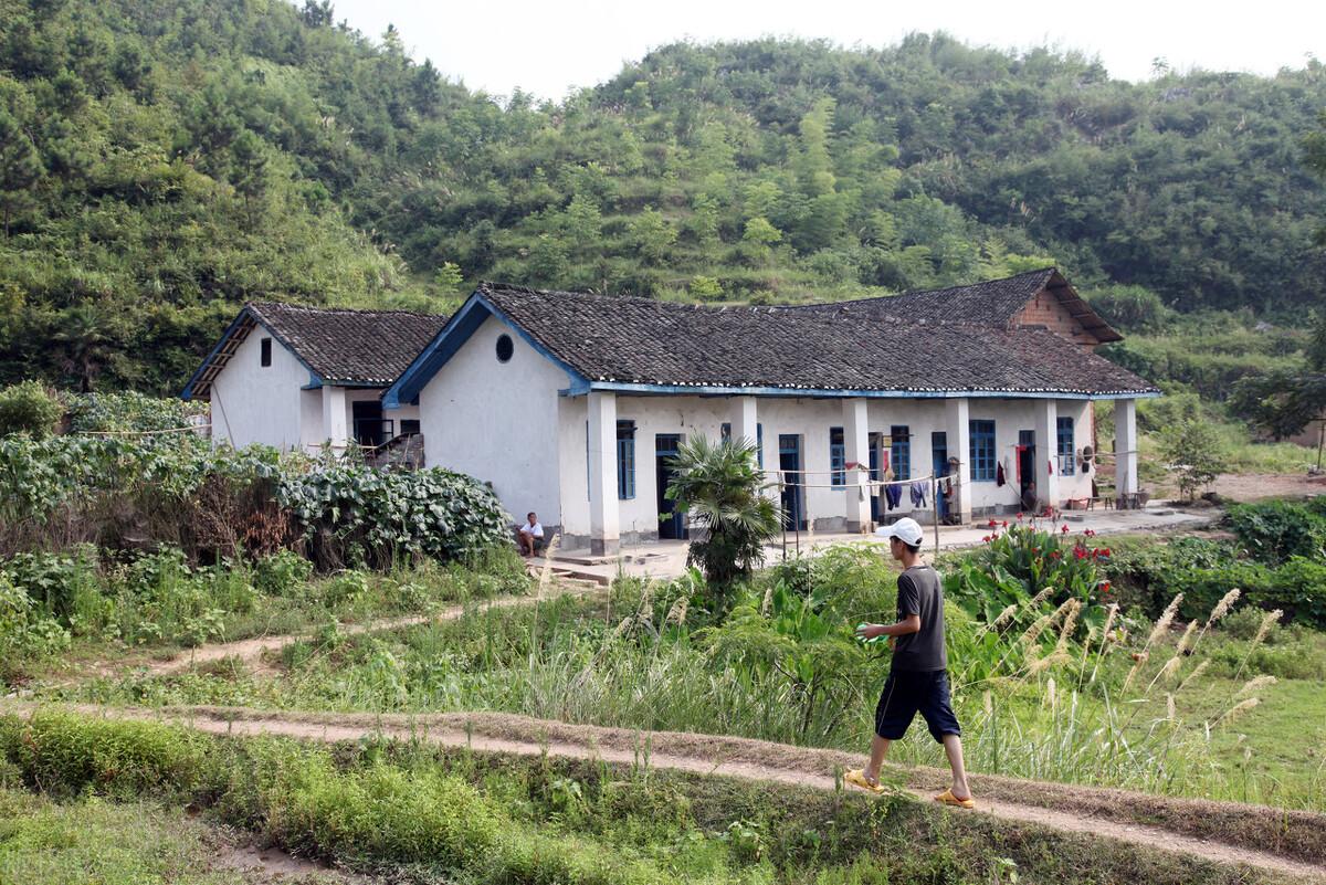 敬重之情不變（清明節(jié)掃墓有規(guī)矩，“2做3禁忌”提前了解，民俗老傳統(tǒng)要懂得）