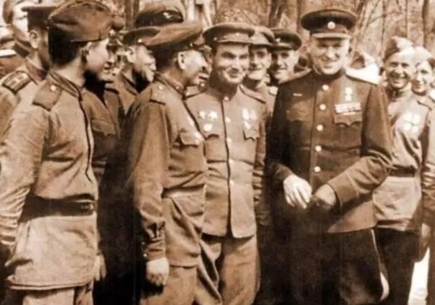 陸軍缺兵少將（羅科索夫榮升16集團軍司令，卻發現缺兵少將，到處撿人抵抗德軍）