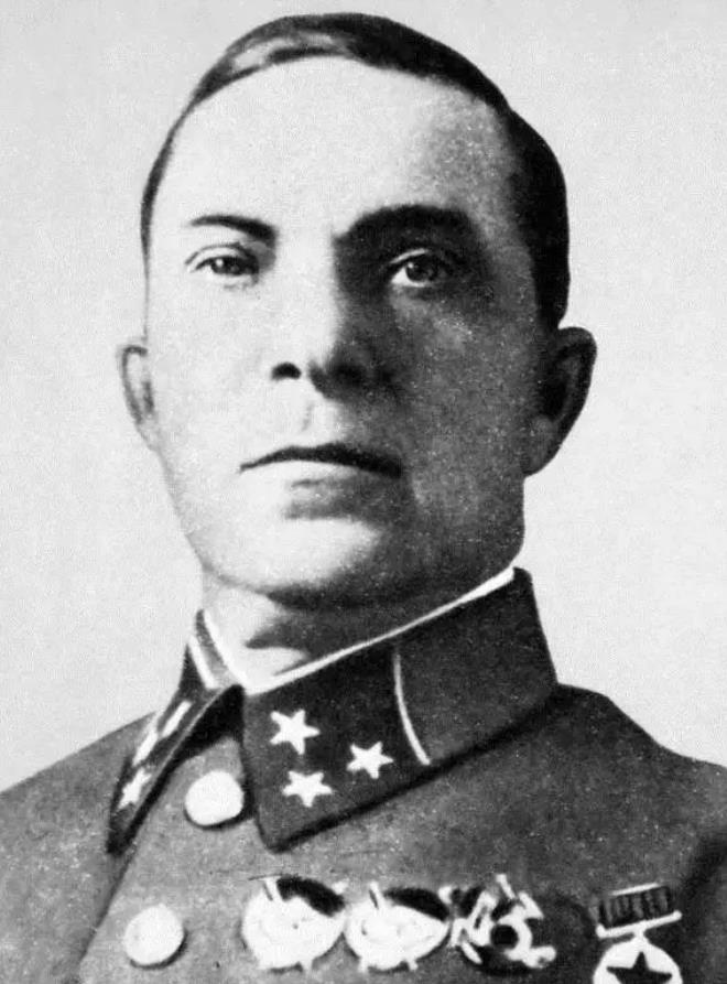陸軍缺兵少將（羅科索夫榮升16集團軍司令，卻發現缺兵少將，到處撿人抵抗德軍）
