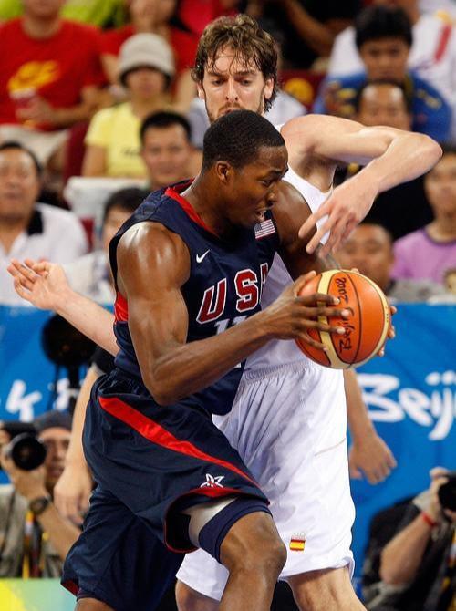 2008年籃球美國vs中國比分（中國隊08年奧運會對陣美國隊，姚明拿下13分，科比和老詹是這數據）