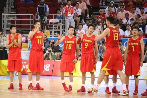 2008年籃球美國vs中國比分（中國隊08年奧運會對陣美國隊，姚明拿下13分，科比和老詹是這數據）