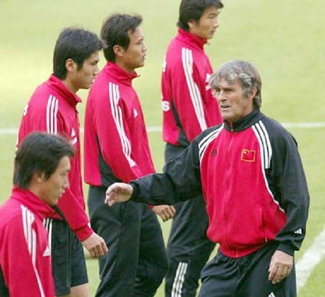 98世界杯預選賽中國隊（回顧國足2002年晉級世界杯：占天時地利人和，現役國足為何趕不上）