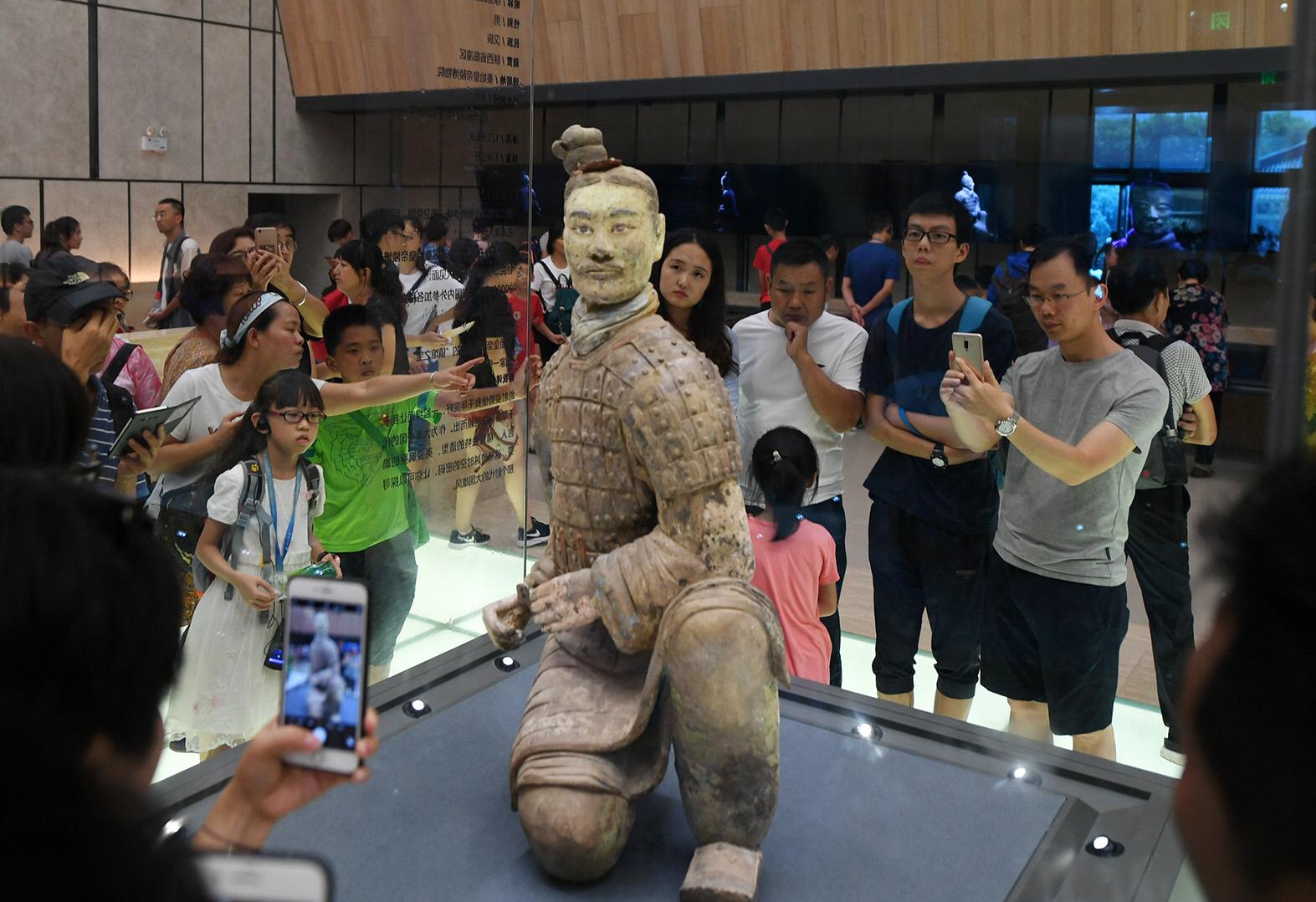 秦始皇兵馬俑（秦始皇陵里有一神秘兵馬俑，至今無法解釋，僅向世人展示過四次）