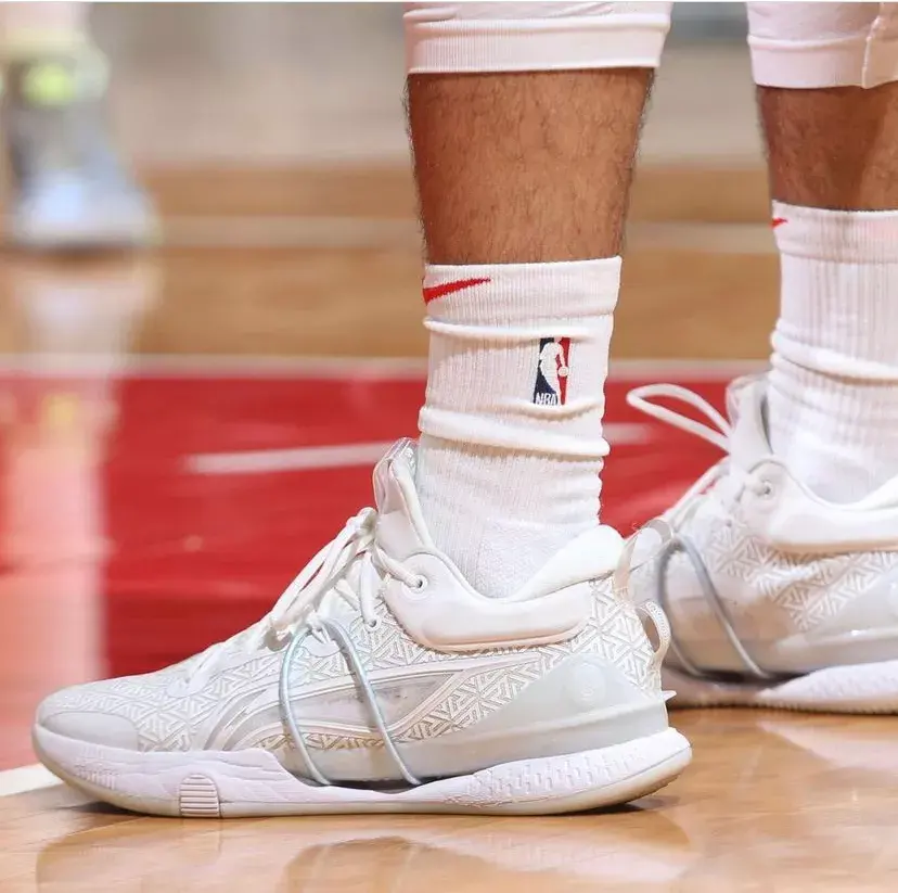 科比上腳過的球鞋（NBA球員上腳：科比單場81分16周年，5雙國產球鞋來了）