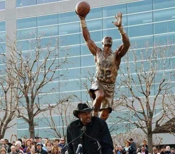 有哪些nba球星有塑像（盤(pán)點(diǎn)NBA中讓球隊(duì)塑立雕像的球星，下一個(gè)擁有雕像的會(huì)是誰(shuí)？）
