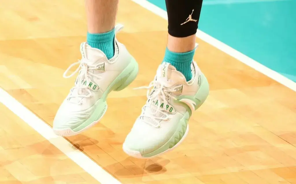 科比上腳過的球鞋（NBA球員上腳：科比單場81分16周年，5雙國產球鞋來了）