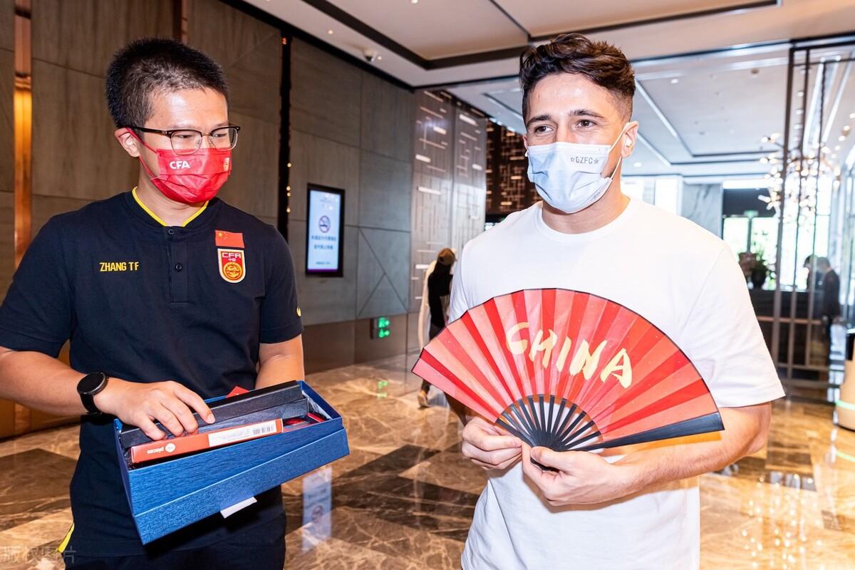 為什么足協禁止歸化球員進中超（誰是幕后黑手？歸化國腳想踢中超卻無法登場，身后巨大利益網裹挾）