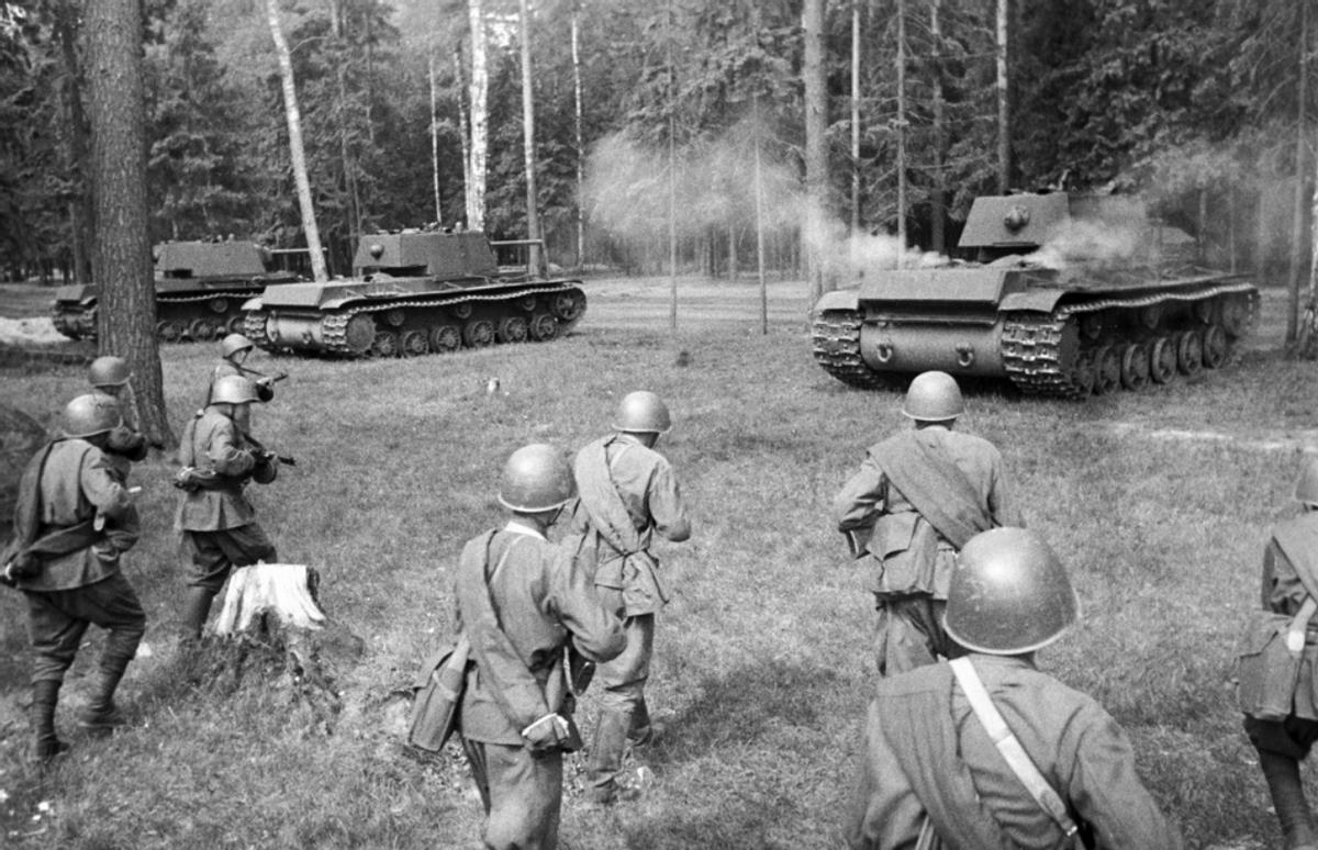 陸軍缺兵少將（羅科索夫榮升16集團軍司令，卻發現缺兵少將，到處撿人抵抗德軍）