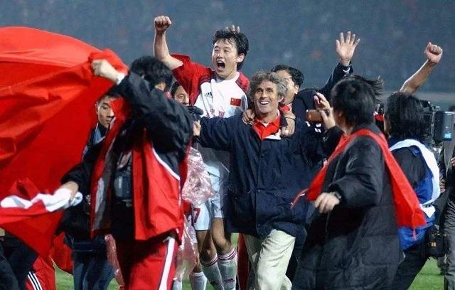 98世界杯預選賽中國隊（回顧國足2002年晉級世界杯：占天時地利人和，現役國足為何趕不上）